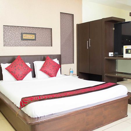 Oyo 4895 Abi Krishna Hotel Пондичери Екстериор снимка
