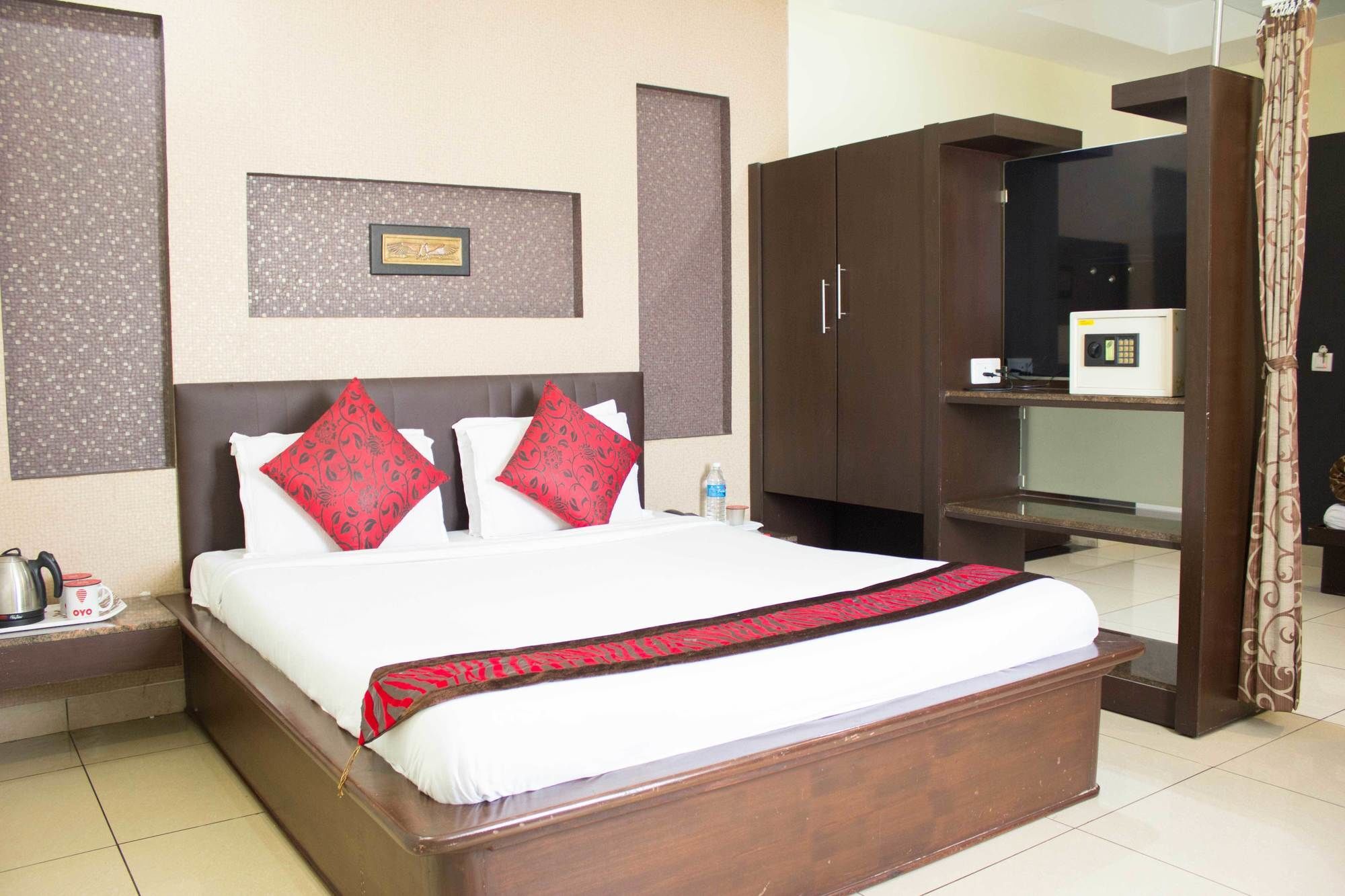 Oyo 4895 Abi Krishna Hotel Пондичери Екстериор снимка