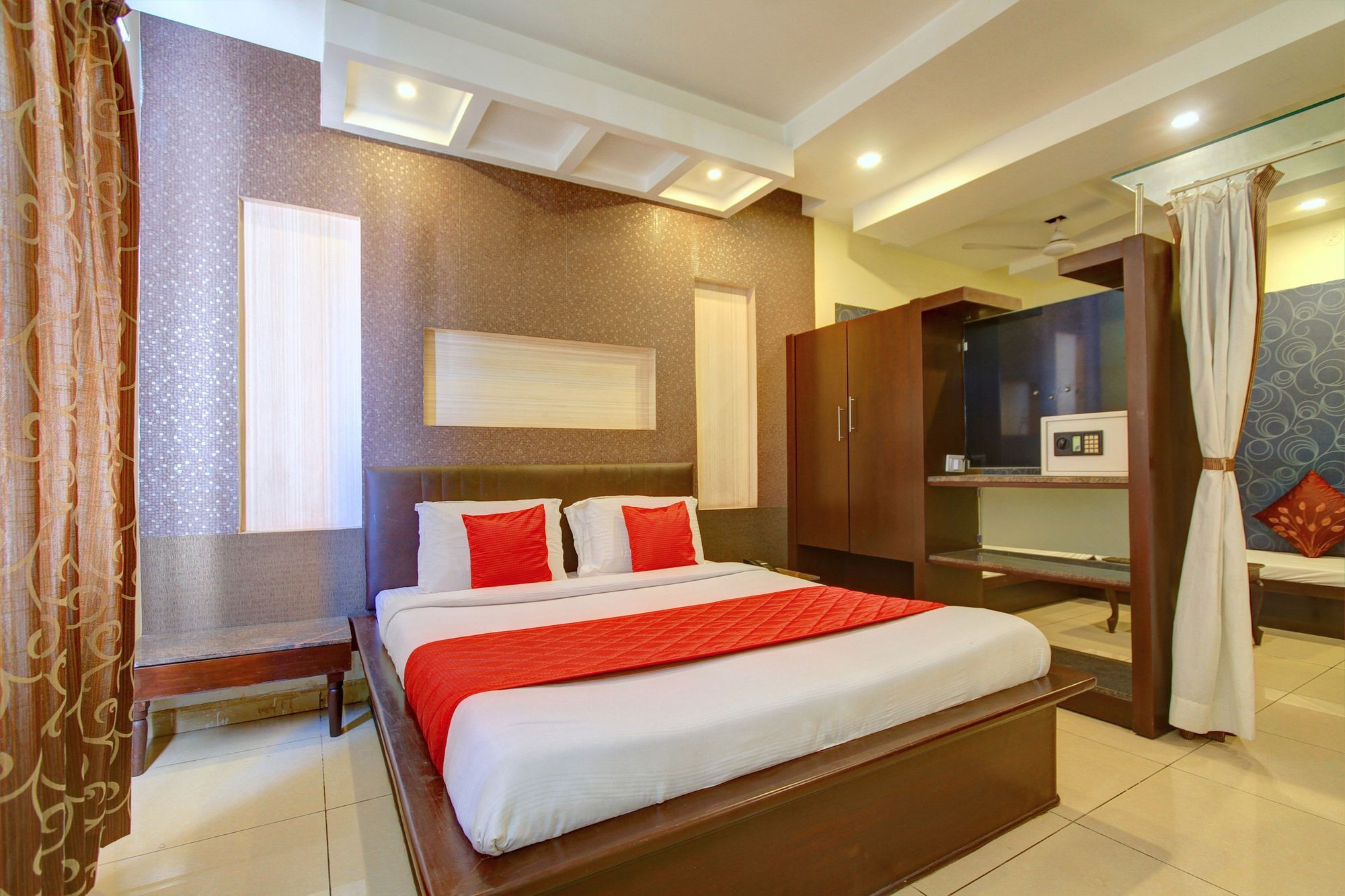 Oyo 4895 Abi Krishna Hotel Пондичери Екстериор снимка