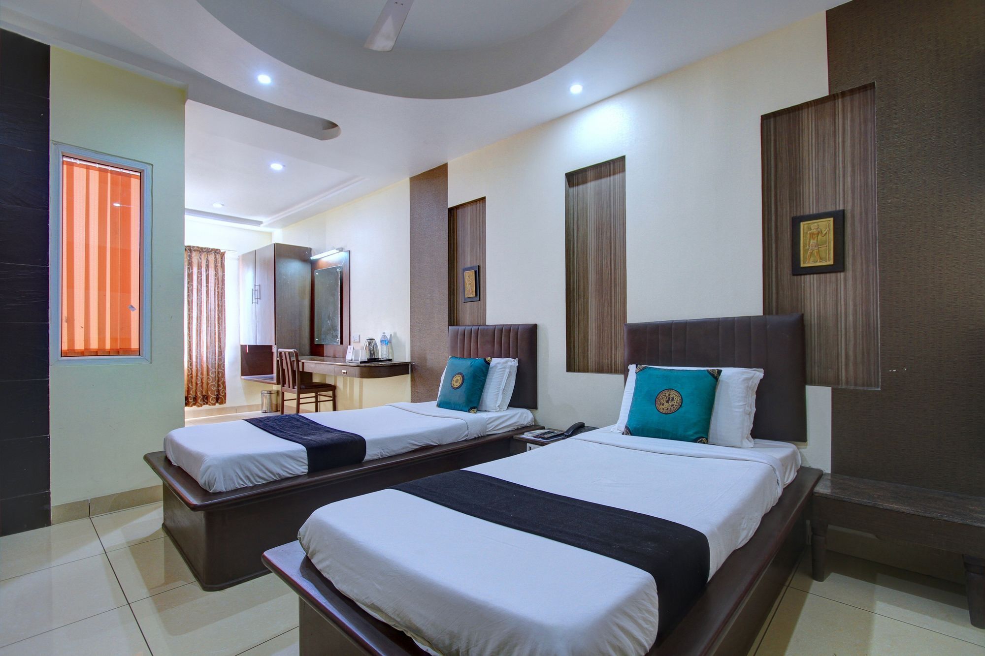 Oyo 4895 Abi Krishna Hotel Пондичери Екстериор снимка