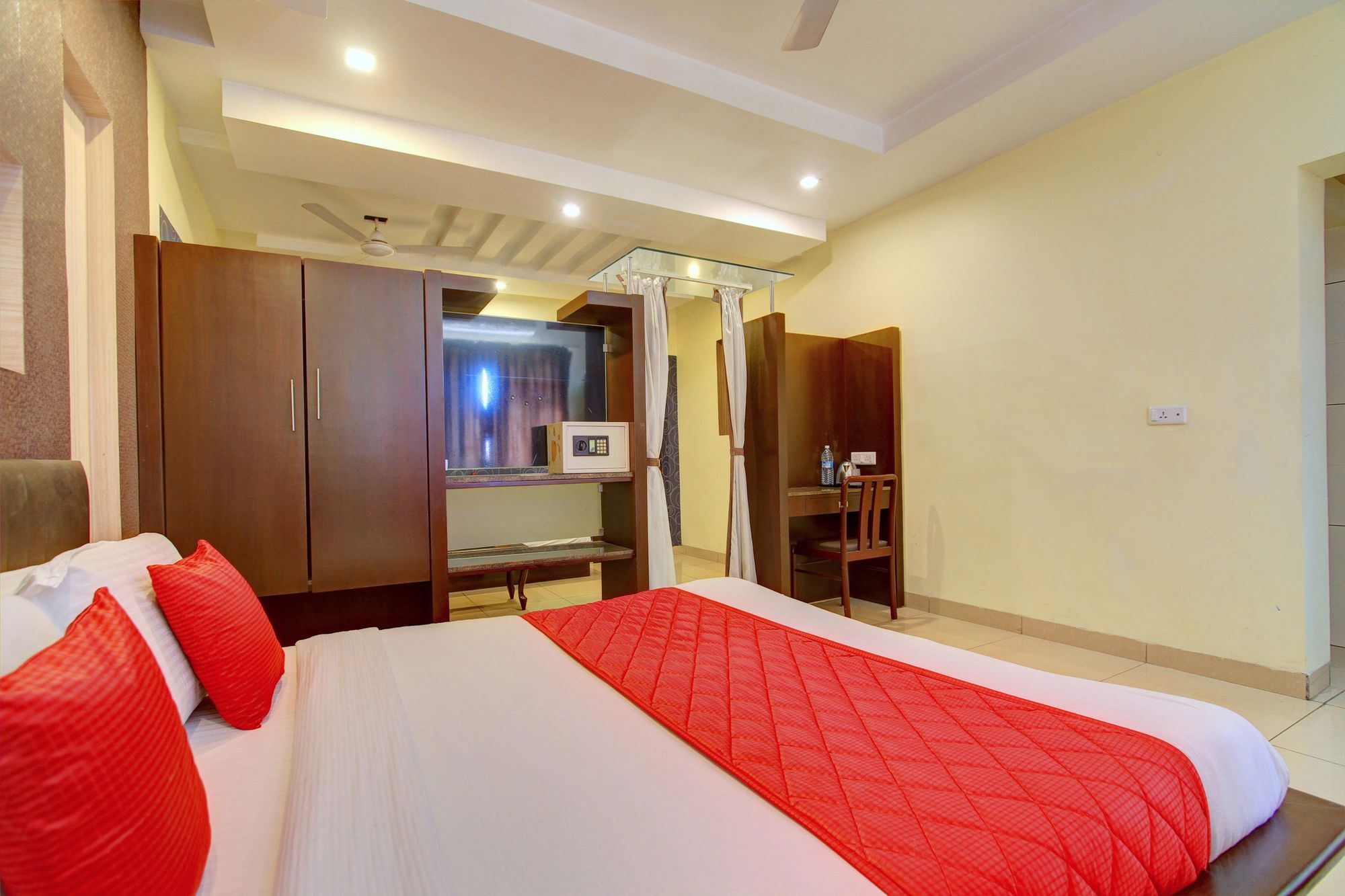 Oyo 4895 Abi Krishna Hotel Пондичери Екстериор снимка