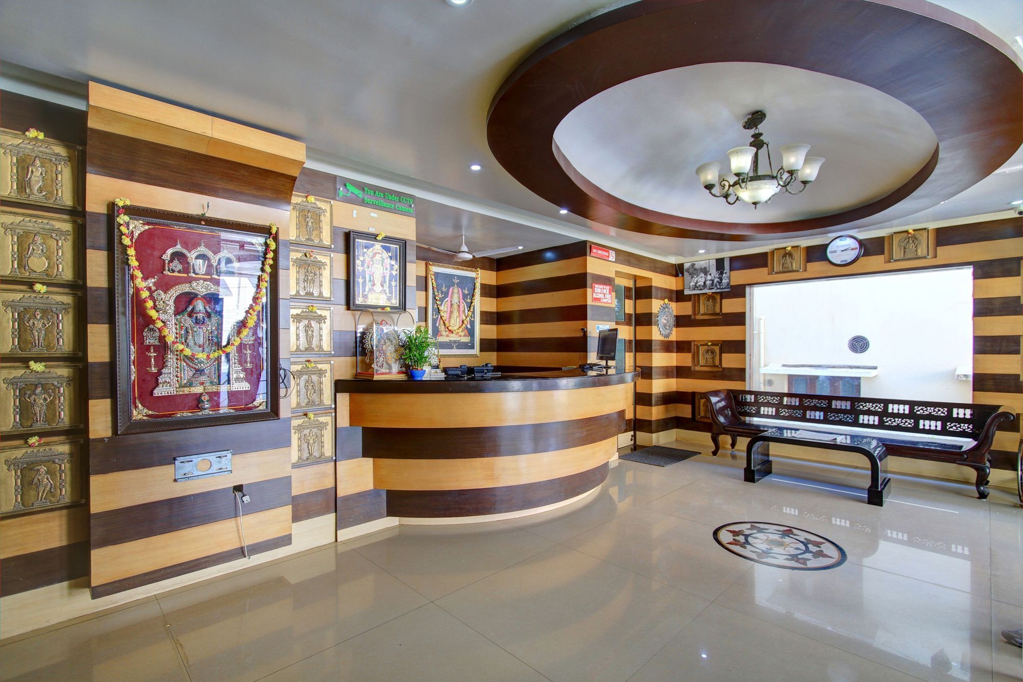 Oyo 4895 Abi Krishna Hotel Пондичери Екстериор снимка