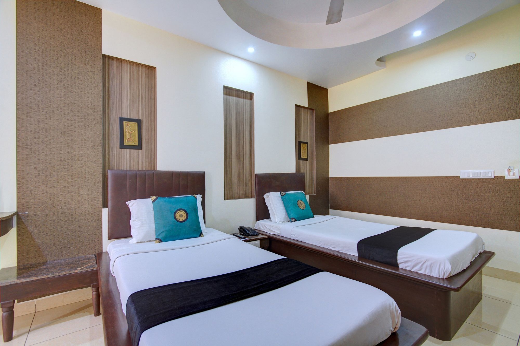 Oyo 4895 Abi Krishna Hotel Пондичери Екстериор снимка
