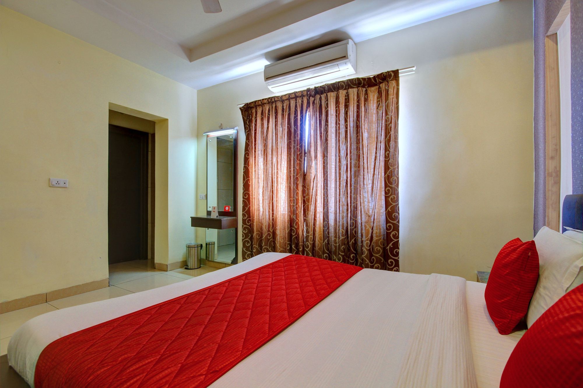 Oyo 4895 Abi Krishna Hotel Пондичери Екстериор снимка