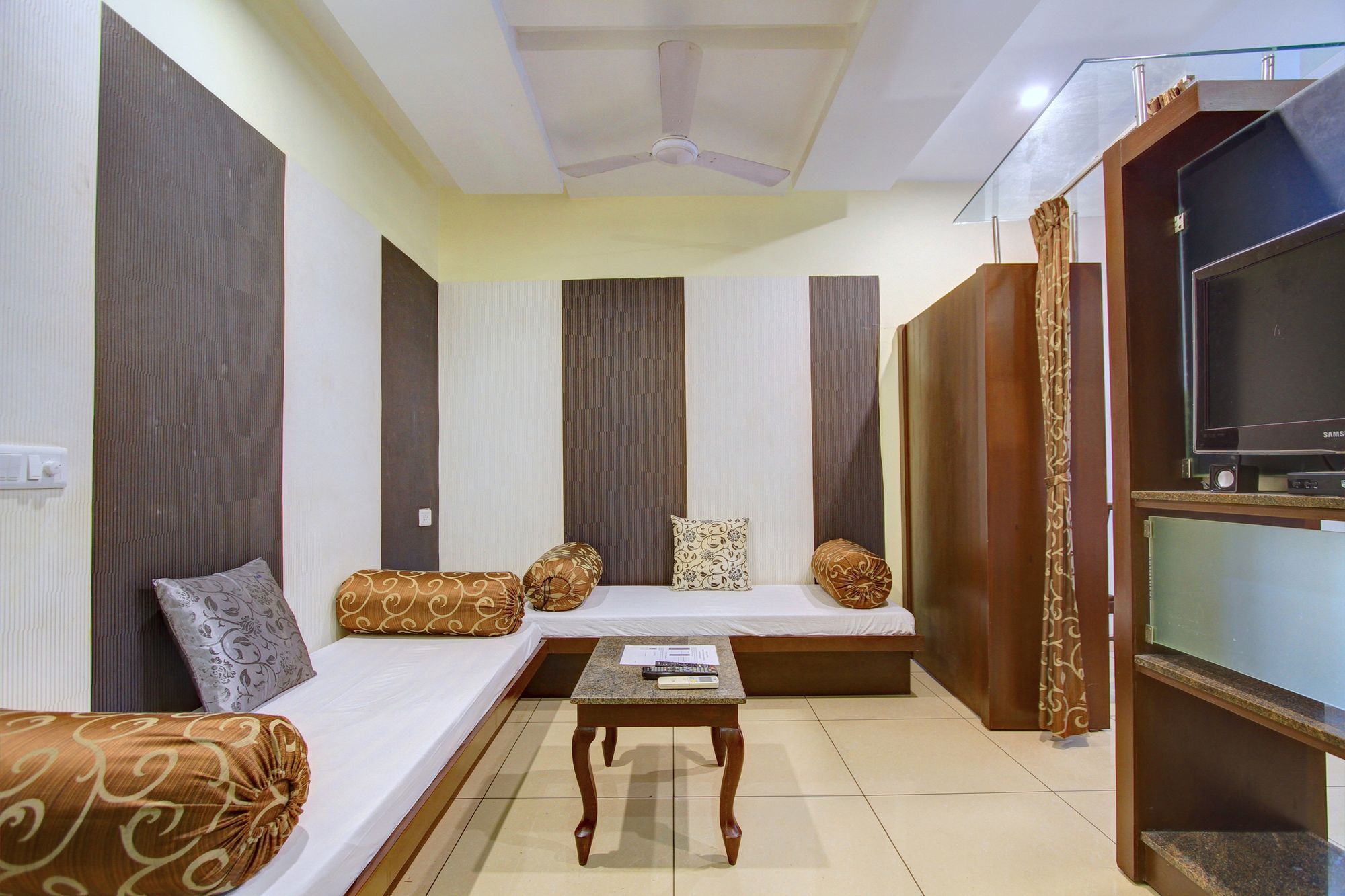 Oyo 4895 Abi Krishna Hotel Пондичери Екстериор снимка