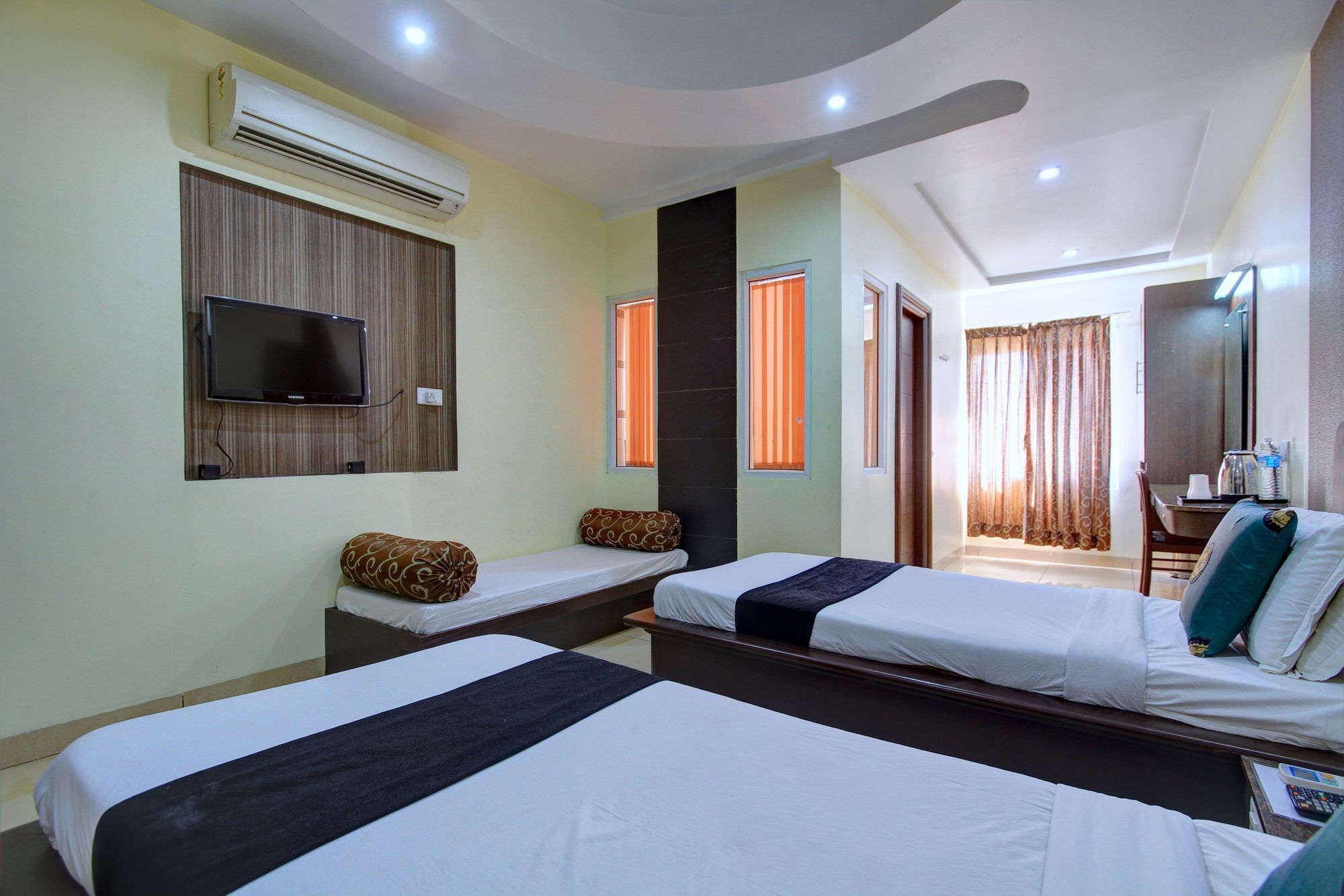 Oyo 4895 Abi Krishna Hotel Пондичери Екстериор снимка