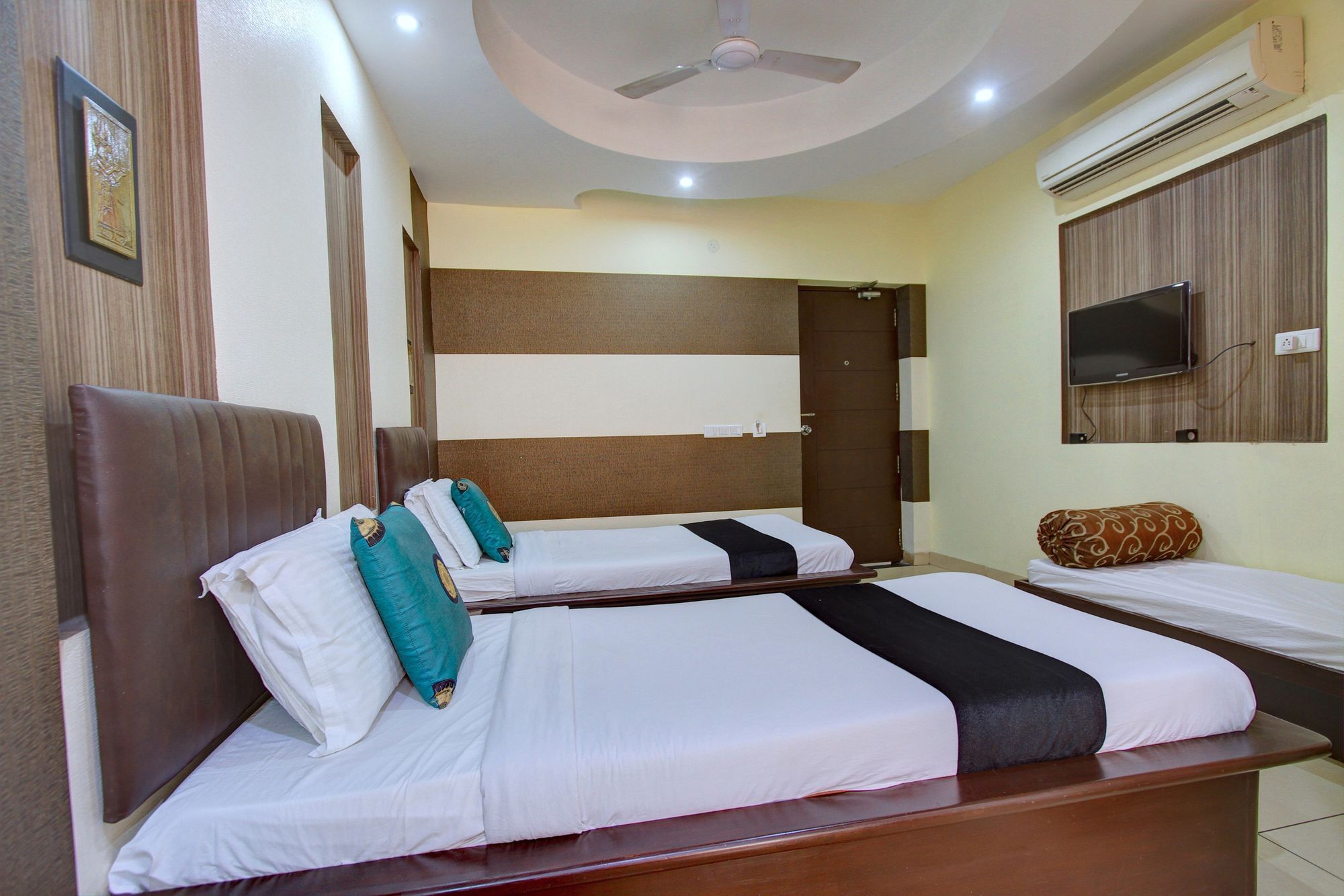 Oyo 4895 Abi Krishna Hotel Пондичери Екстериор снимка